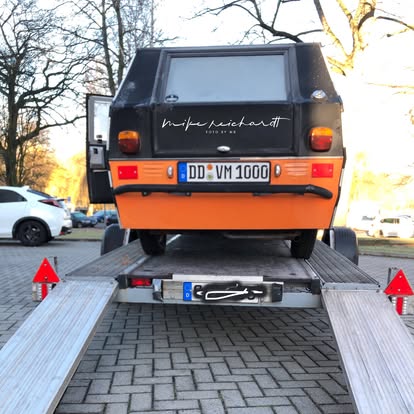 Horst im Museum – WiC-Aufkleber, Motorräder an der Decke, Oldtimer ringsum