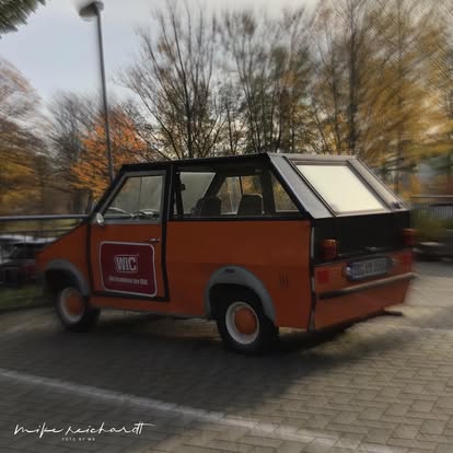 Blick in die Garage – Horst mit D.D.V.M.-Schild