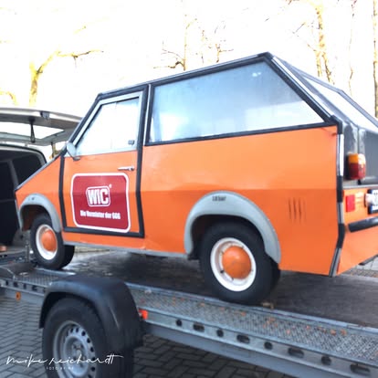 Horst zwischen Trabant und Barkas – BEN 360°-Logo auf der Motorhaube