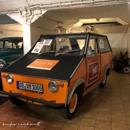 Horst im Museum – zwischen anderen Oldtimern, D.D.V.M. und WiC-Aufkleber
